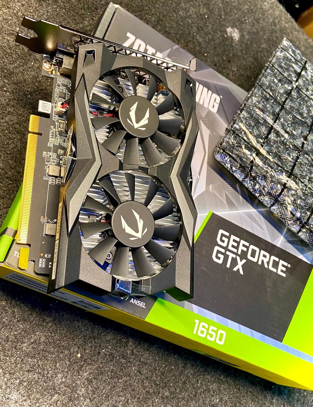 ZOTAC GAMING GeForce GTX 1650 AMP Core GDDR6 H9 ZOTAC GAMING GeForce GTX 1650 AMP Core GDDR6